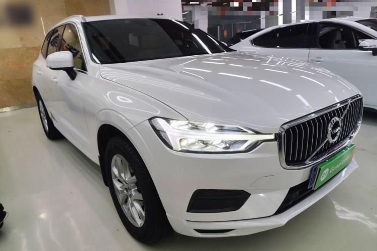 Used Volvo XC60 2018 T5 4x4 Zhiyi Edition Front Right 45 Deg