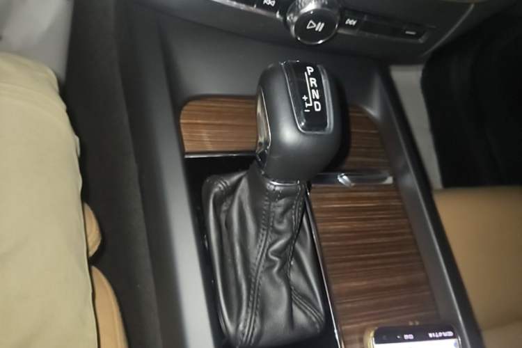 Used Volvo XC60 2018 T5 4x4 Zhiya Luxury Edition Gear Lever