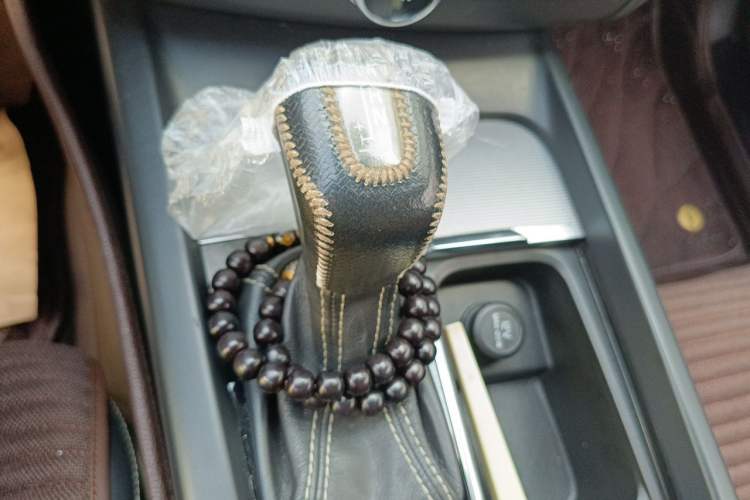 Used Volvo XC60 2018 T5 4x4 Smart & Sporty Edition Gear Lever