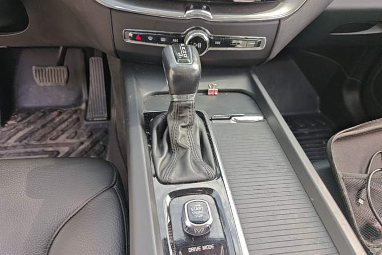Used Volvo XC60 2018 T5 4x4 Smart Edition Gear Lever