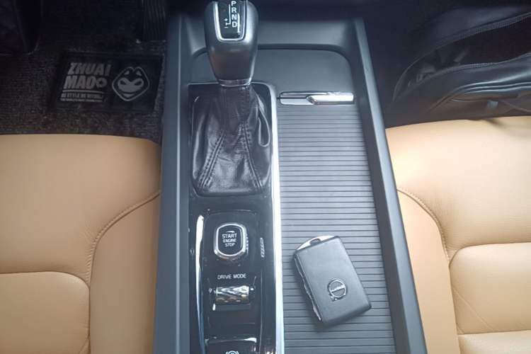Used Volvo XC60 2018 T5 4x4 Smart Edition Gear Lever