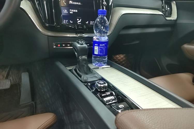 Used Volvo XC60 2018 T5 4x4 Zhiya Luxury Edition Gear Lever
