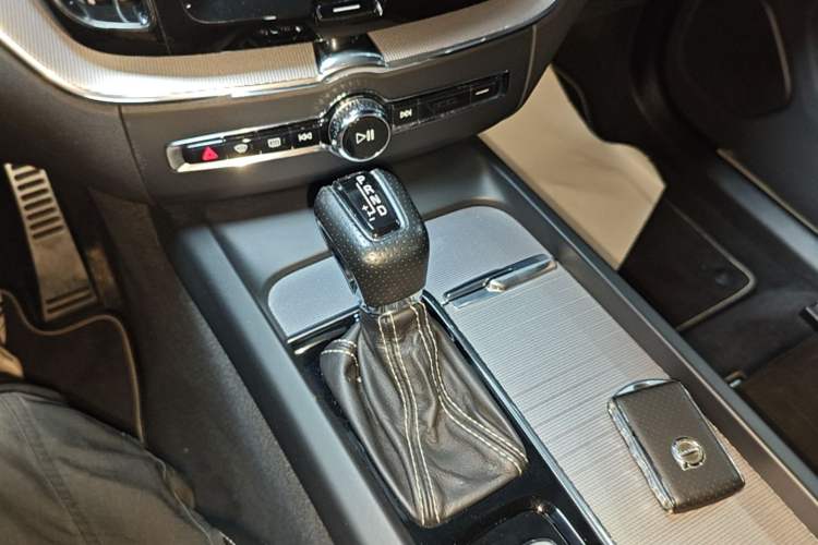 Used Volvo XC60 2018 T5 4x4 Smart & Sporty Edition Gear Lever