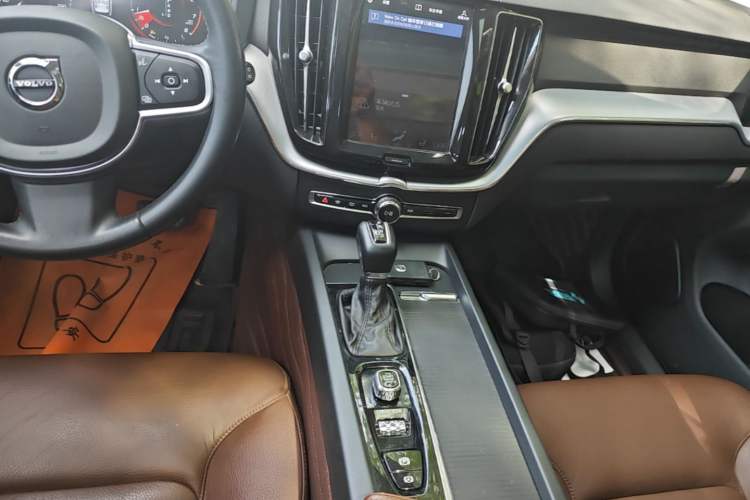 Used Volvo XC60 2018 T5 4x4 Smart Edition Gear Lever