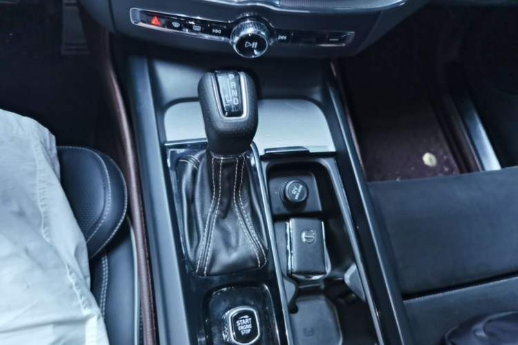 Used Volvo XC60 2018 T5 4x4 Smart & Sporty Edition Gear Lever