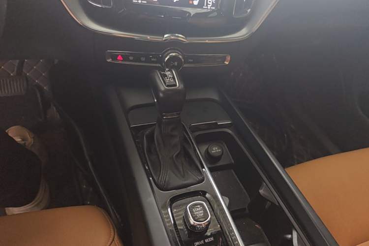 Used Volvo XC60 2018 T5 4x4 Smart Edition Gear Lever