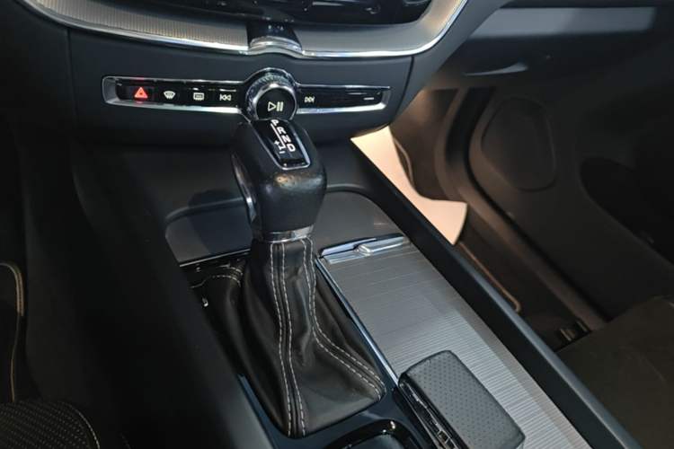 Used Volvo XC60 2018 T5 4x4 Smart & Sporty Edition Gear Lever