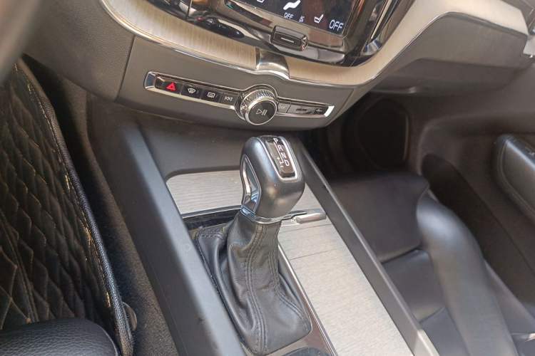 Used Volvo XC60 2018 T5 4x4 Zhiya Luxury Edition Gear Lever