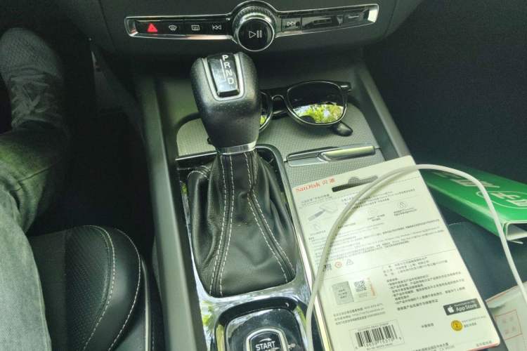 Used Volvo XC60 2018 T5 4x4 Smart & Sporty Edition Gear Lever