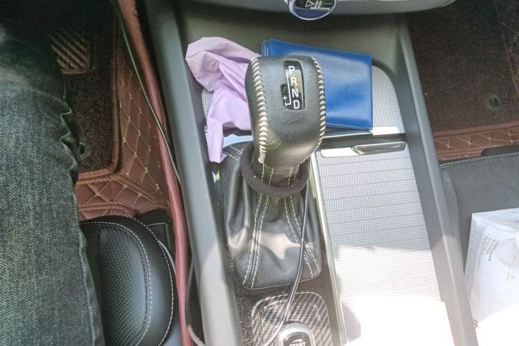 Used Volvo XC60 2018 T5 4x4 Smart & Sporty Edition Gear Lever