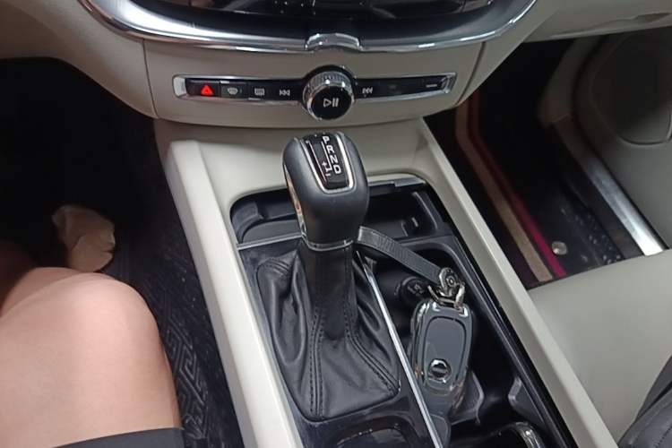 Used Volvo XC60 2018 T5 4x4 Smart Edition Gear Lever