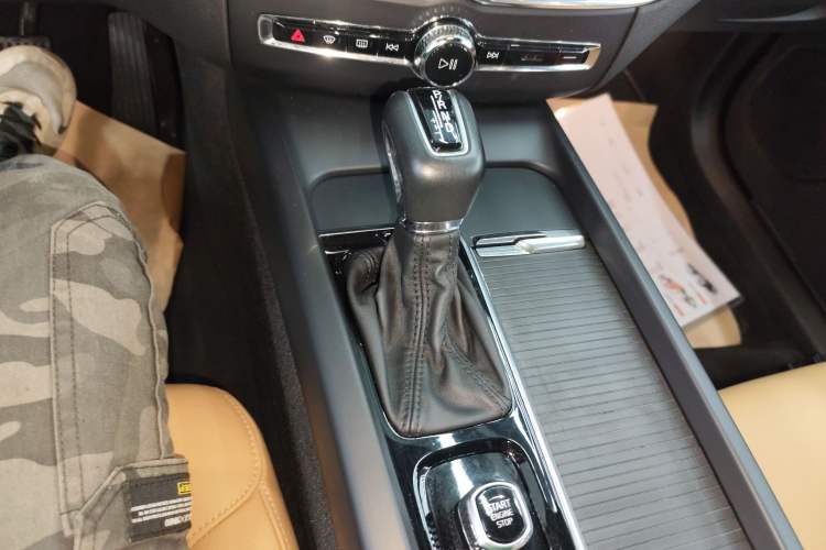 Used Volvo XC60 2018 T5 4x4 Zhiyi Edition Gear Lever
