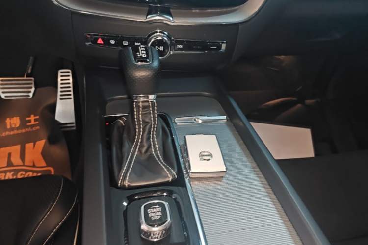 Used Volvo XC60 2018 T5 4x4 Smart & Sporty Edition Gear Lever