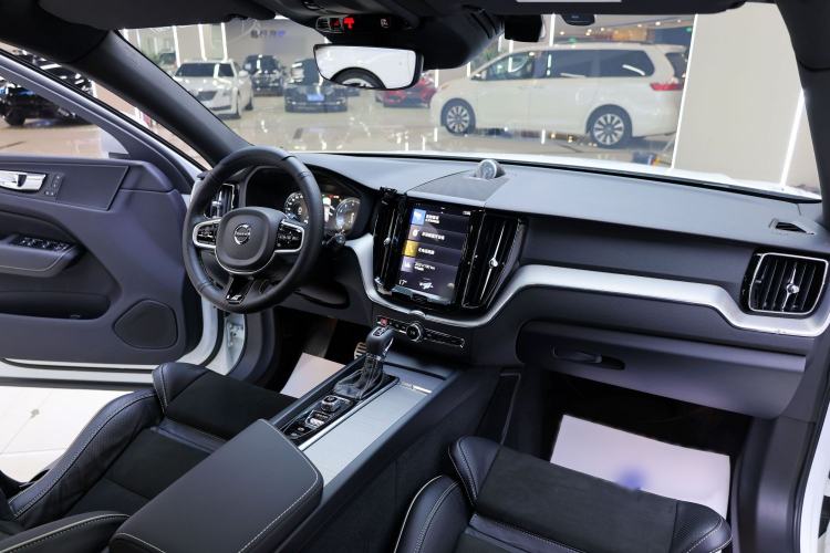 Used Volvo XC60 2018 T5 4x4 Smart & Sporty Edition Interior 4