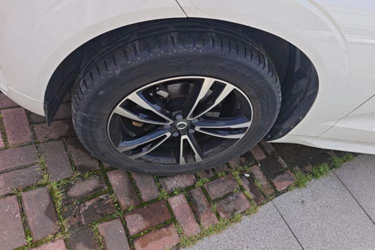Used Volvo XC60 2018 T5 4x4 Smart Edition Left Front Wheel Hub