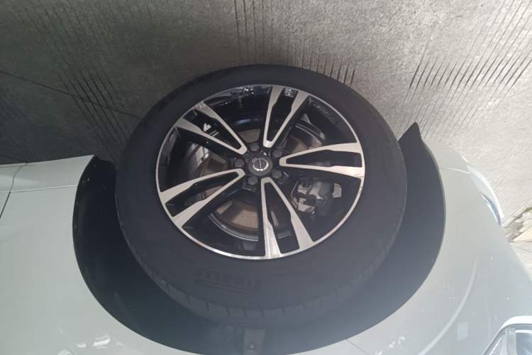 Used Volvo XC60 2018 T5 4x4 Smart Edition Left Front Wheel Hub