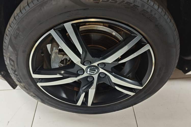 Used Volvo XC60 2018 T5 4x4 Smart & Sporty Edition Left Front Wheel Hub