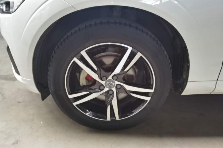Used Volvo XC60 2018 T5 4x4 Smart & Sporty Edition Left Front Wheel Hub