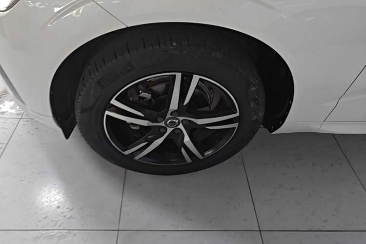 Used Volvo XC60 2018 T5 4x4 Smart & Sporty Edition Left Front Wheel Hub