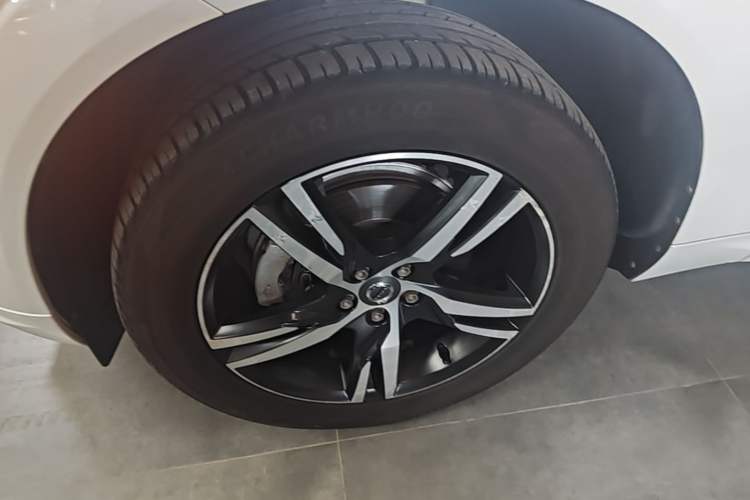 Used Volvo XC60 2018 T5 4x4 Smart & Sporty Edition Left Front Wheel Hub