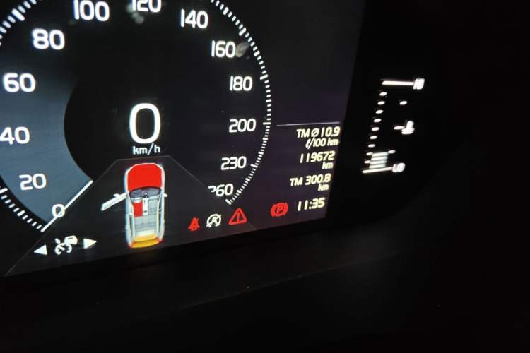Used Volvo XC60 2018 T5 4x4 Smart Edition Odometer Close Up