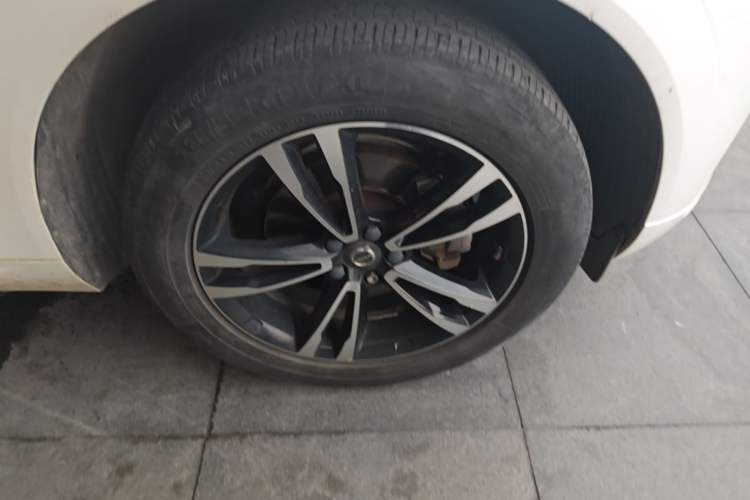 Used Volvo XC60 2018 T5 4x4 Smart Edition Right Front Wheel Hub