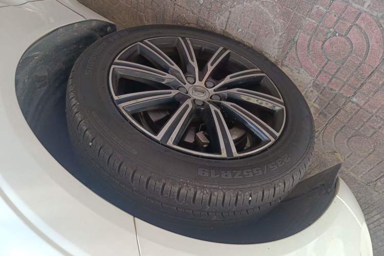 Used Volvo XC60 2018 T5 4x4 Zhiya Luxury Edition Right Front Wheel Hub