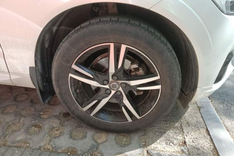 Used Volvo XC60 2018 T5 4x4 Smart & Sporty Edition Right Front Wheel Hub