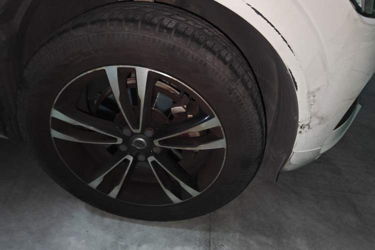 Used Volvo XC60 2018 T5 4x4 Smart Edition Right Front Wheel Hub