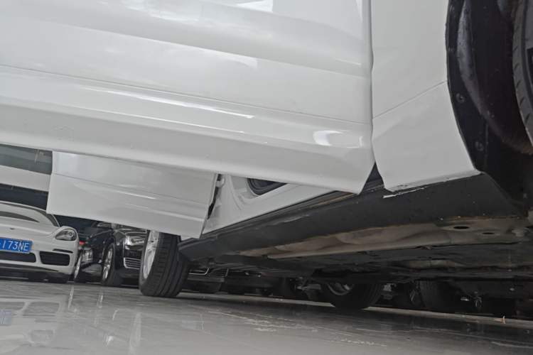 Used Volvo XC60 2018 T5 4x4 Zhiyi Edition Right Side Sill