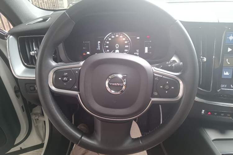 Used Volvo XC60 2018 T5 4x4 Smart Edition Steering Wheel