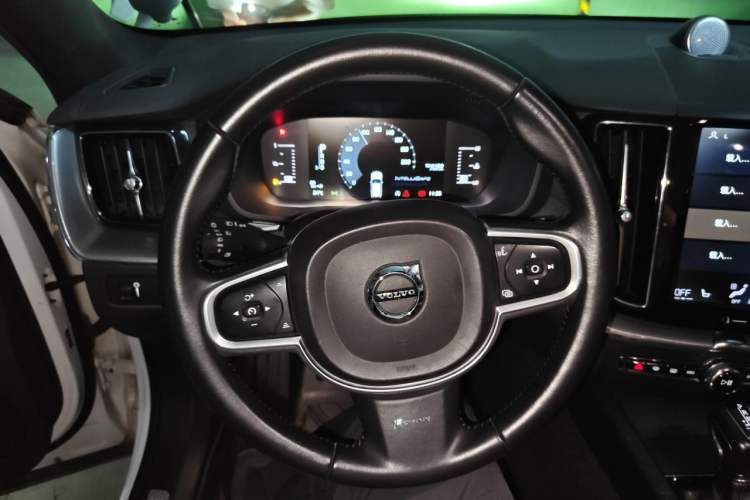 Used Volvo XC60 2018 T5 4x4 Smart Edition Steering Wheel