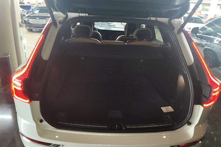 Used Volvo XC60 2018 T5 4x4 Zhiya Luxury Edition Trunk