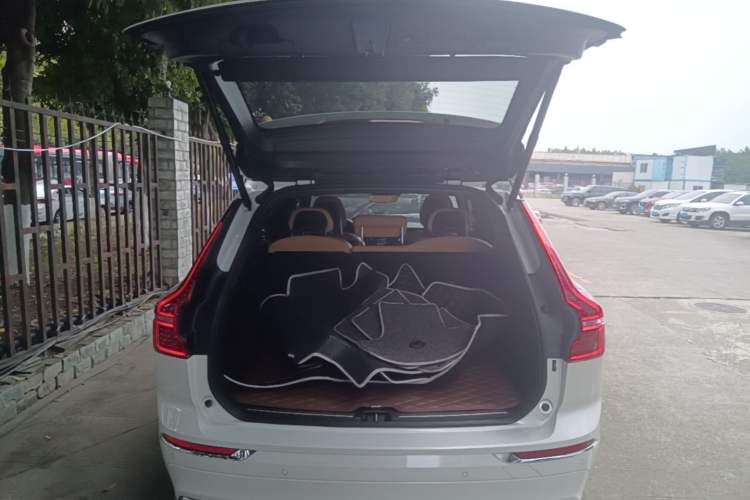 Used Volvo XC60 2018 T5 4x4 Smart Edition Trunk
