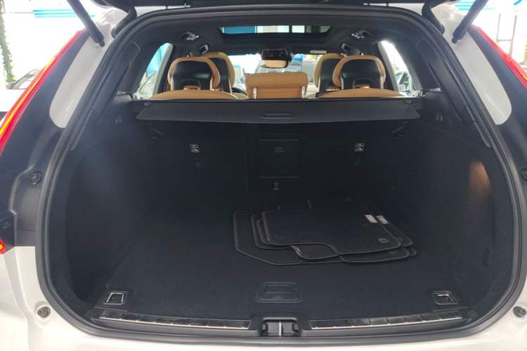 Used Volvo XC60 2018 T5 4x4 Zhiya Luxury Edition Trunk
