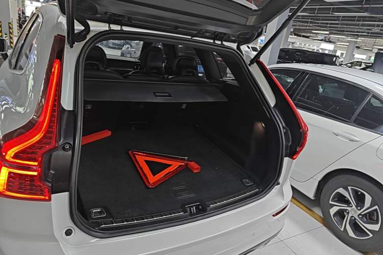 Used Volvo XC60 2018 T5 4x4 Smart & Sporty Edition Trunk
