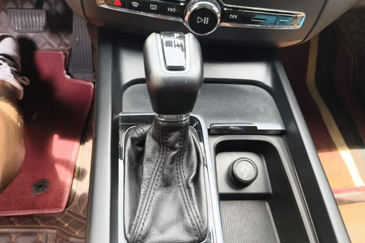 Used Volvo XC60 2018 T5 4x4 Zhiyi Edition Gear Lever