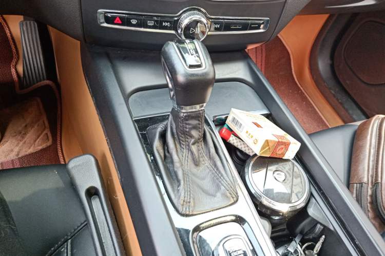 Used Volvo XC60 2018 T4 Zhiyi Edition Gear Lever
