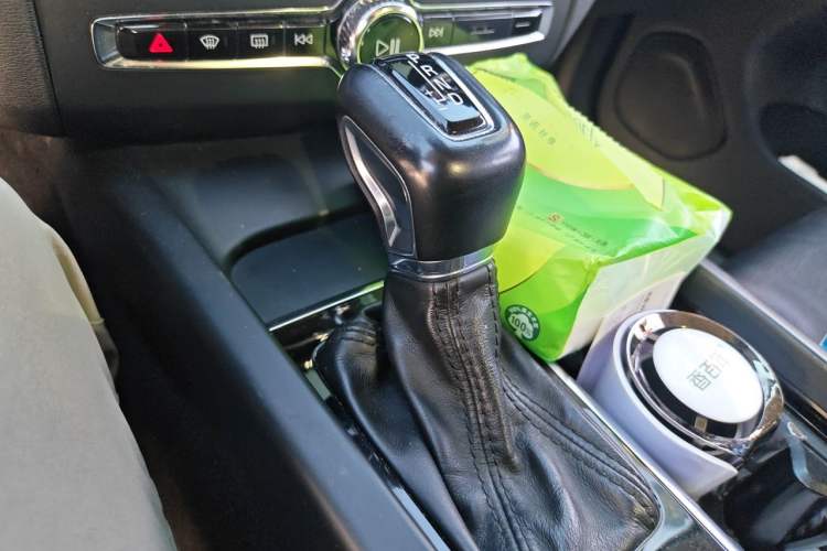 Used Volvo XC60 2018 T5 4x4 Zhiya Sport Edition Gear Lever