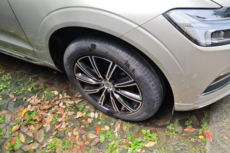 Used Volvo XC60 2018 T5 4x4 Zhiya Luxury Edition Right Front Wheel Hub