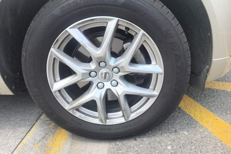 Used Volvo XC60 2018 T5 4x4 Zhiyi Edition Right Front Wheel Hub