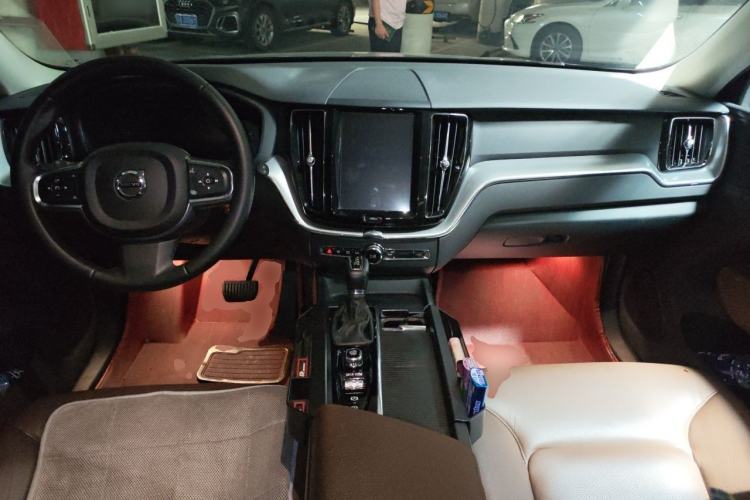 Used Volvo XC60 2019 T5 4x4 Smart Edition China VI Standard Center Console