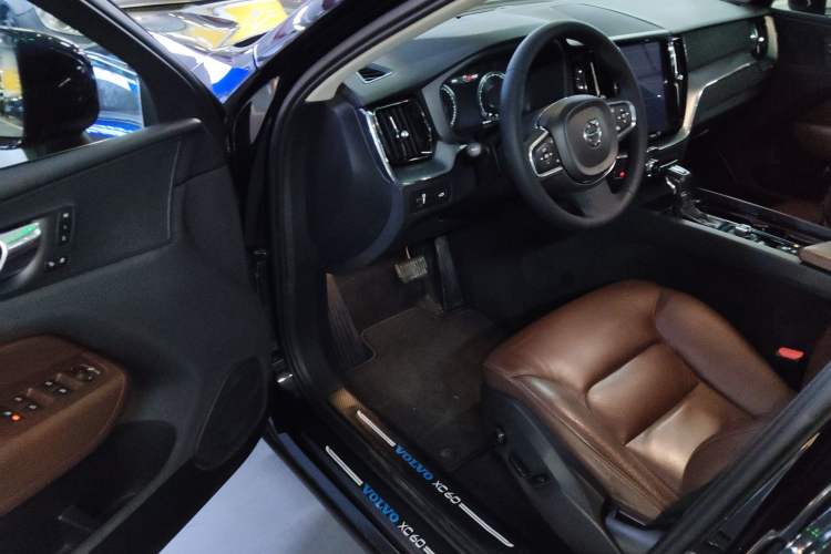 Used Volvo XC60 2019 T5 4x4 Smart & Dynamic Sport Edition China VI Standard Driver Seat