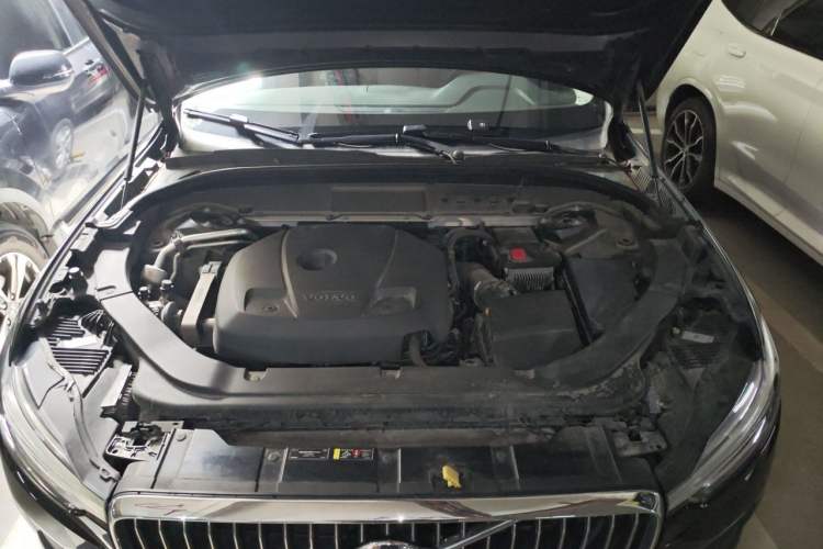 Used Volvo XC60 2019 T5 4x4 Smart Edition China VI Standard Engine Bay