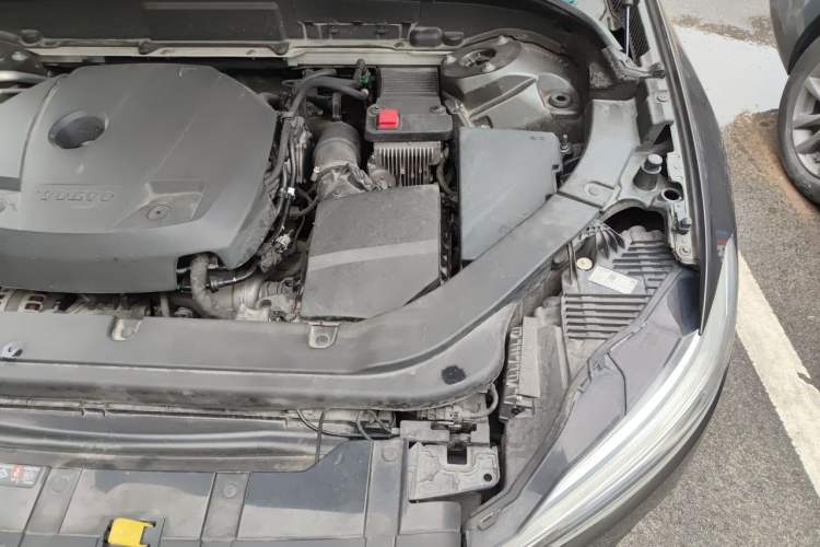 Used Volvo XC60 2019 T5 4x4 Smart Edition China VI Standard Engine Bay Left