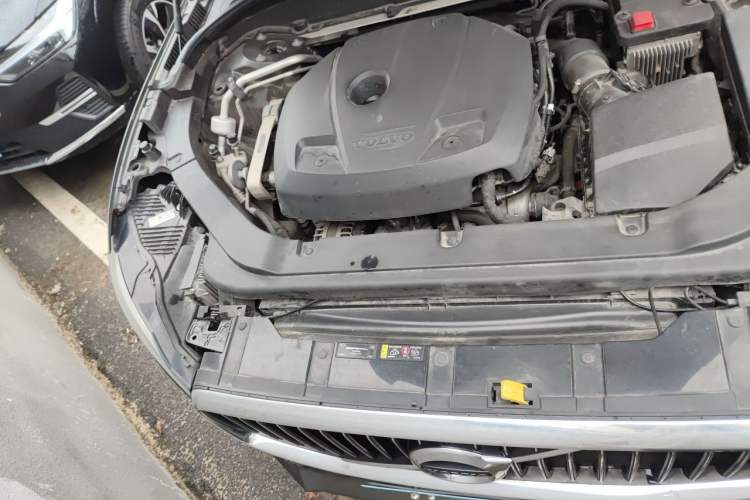 Used Volvo XC60 2019 T5 4x4 Smart Edition China VI Standard Engine Bay Right