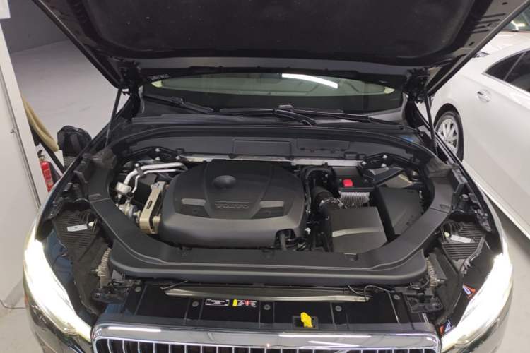 Used Volvo XC60 2019 T5 4x4 Zhiyuan Edition China VI Standard Engine Bay