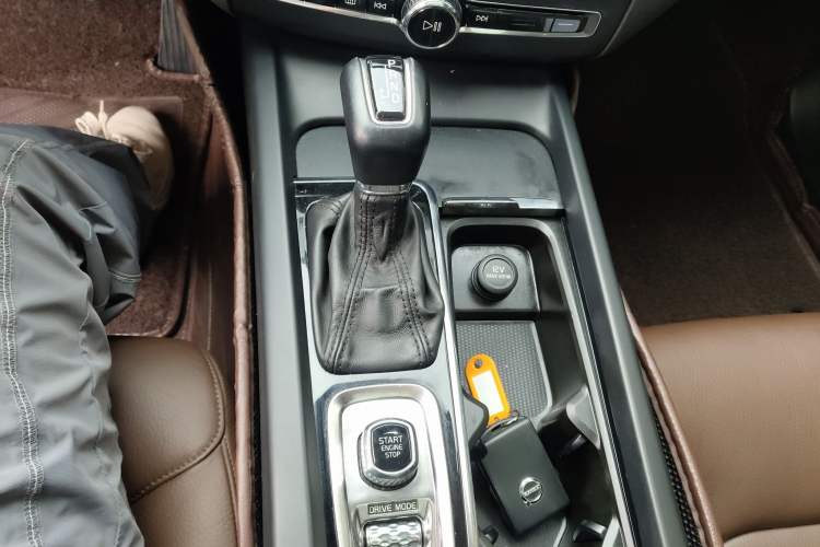Used Volvo XC60 2019 T5 4x4 Smart Edition China VI Standard Gear Lever