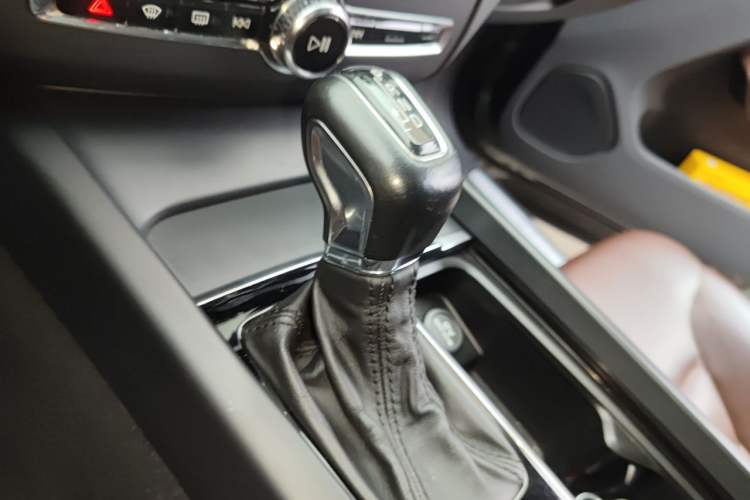 Used Volvo XC60 2019 T5 4x4 Smart Edition China VI Standard Gear Lever
