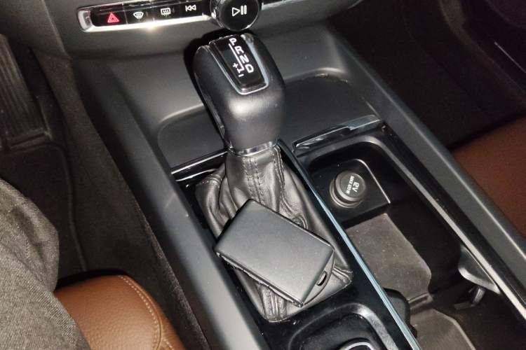 Used Volvo XC60 2019 T5 4x4 Smart & Dynamic Sport Edition China VI Standard Gear Lever